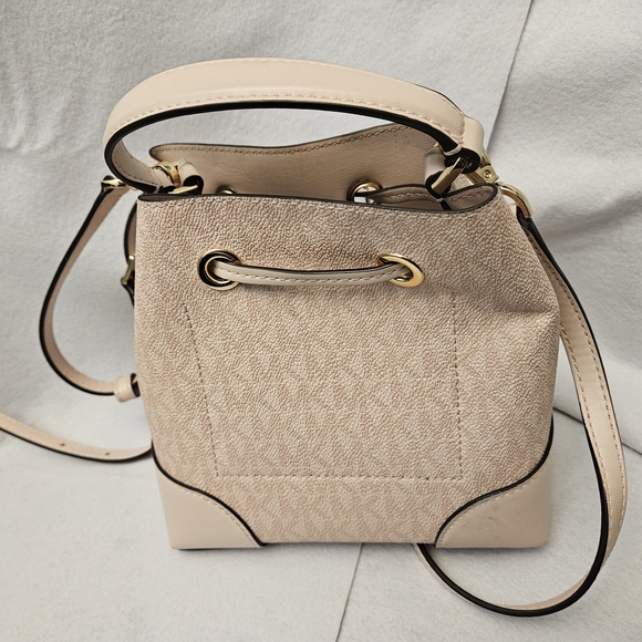 Michael Kors Cream Bucket Bag - Picture 4 of 6